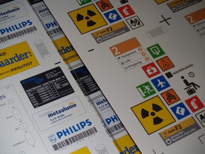 Machinenaamplaten, logoplaten en industriële naamplaten Machinenaamplaten, logoplaten en industriële naamplaten